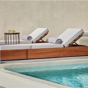 2 Bedroom Villa with Infinity Pool in Firostefani on Santorini, Sleeps 4-6